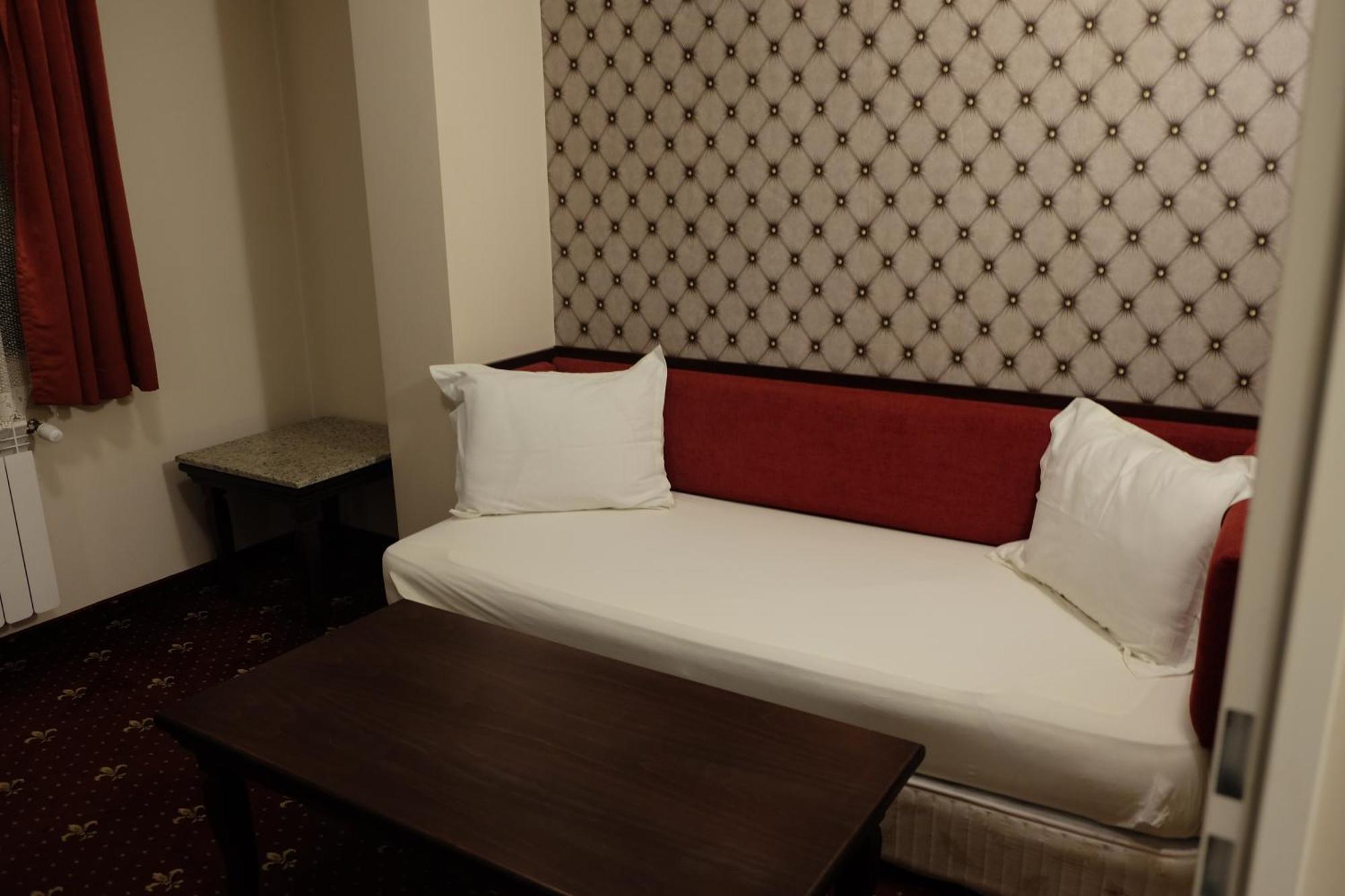 Romantic 3*